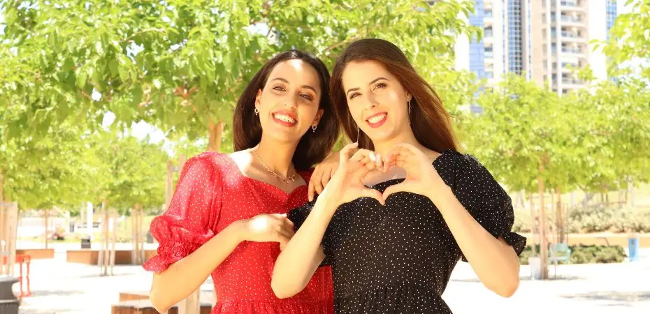 צילומי חוץשל שמלות איימי אדום ושחור צורת לב עם הידיים