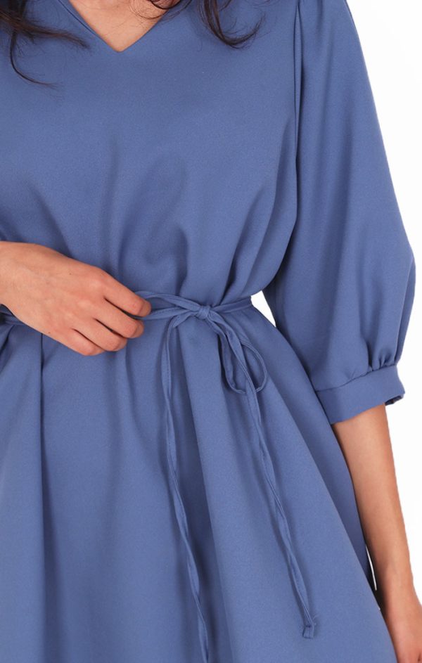 שמלת אופק כחולה באורך ברך ובגזרת A מחמיאה תקריב לחגורה